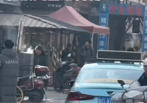 肖战《小城良方》外景路透，他拿的手机还是自己代言的最新款，最称职代言人来了