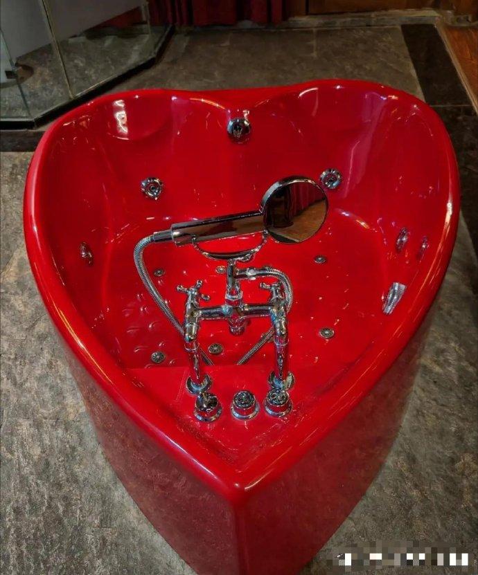 我真的好奇了，住酒店这么多次，从来不敢用浴缸。总觉得怎么消毒都不放心，看着就莫