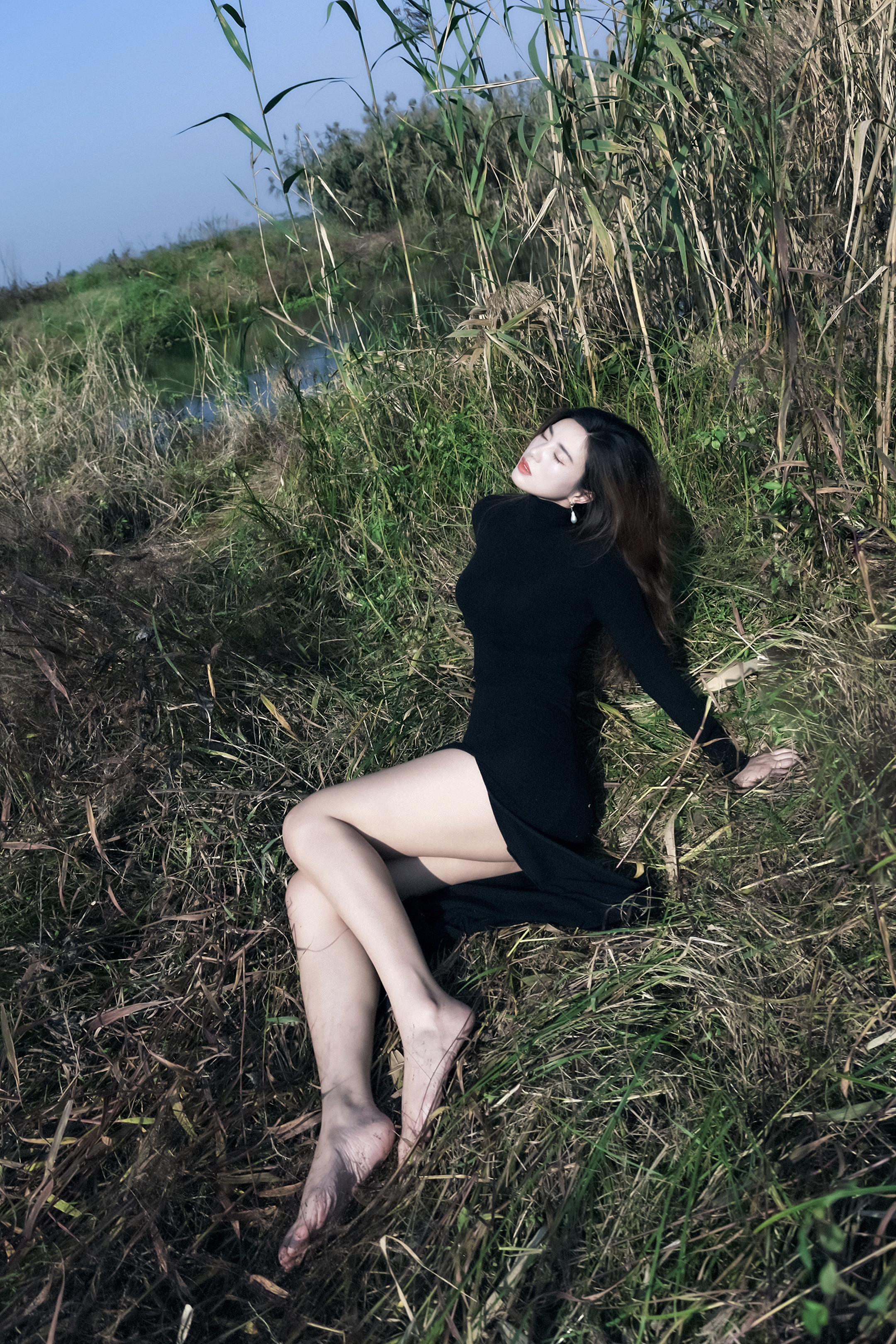 阳光明媚｜旷野中 如风般自由。《御姐户外自由感写真》 模特：  拍摄地...