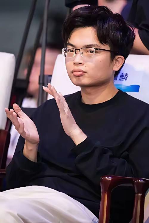 美国人工智能圈，最近突然开始后悔了。为啥后悔？因为一个中国年轻人，没留在美国