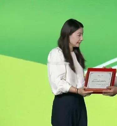 郭晶晶杨紫同框亮相活动，气质出众状态绝佳郭晶晶白衬衫配高腰黑裤，披肩长发温婉干练