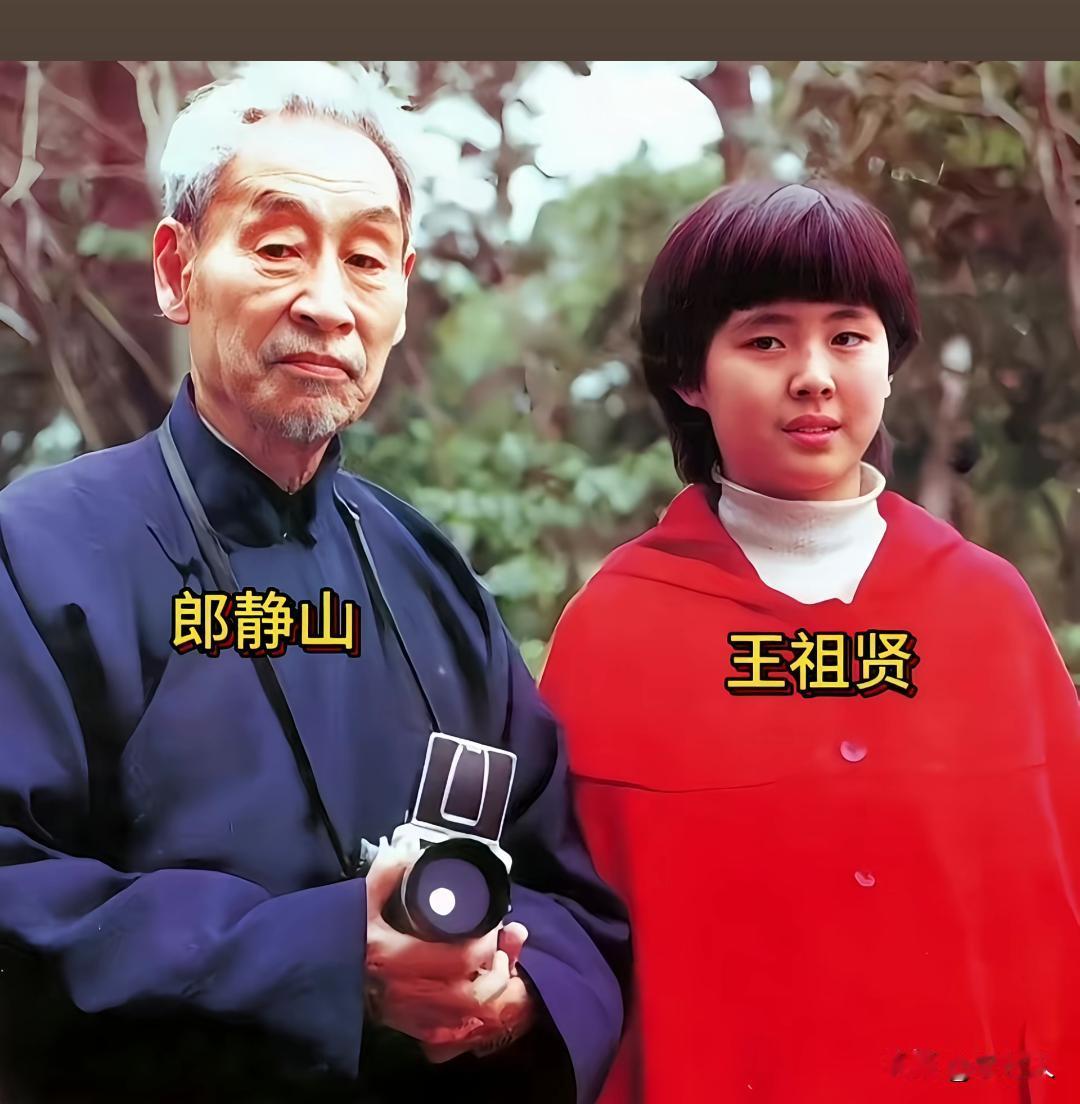 王祖贤和摄影宗师朗静山，一张非常珍贵的合影。当时王祖贤还没有成名，留着锅盖短发。