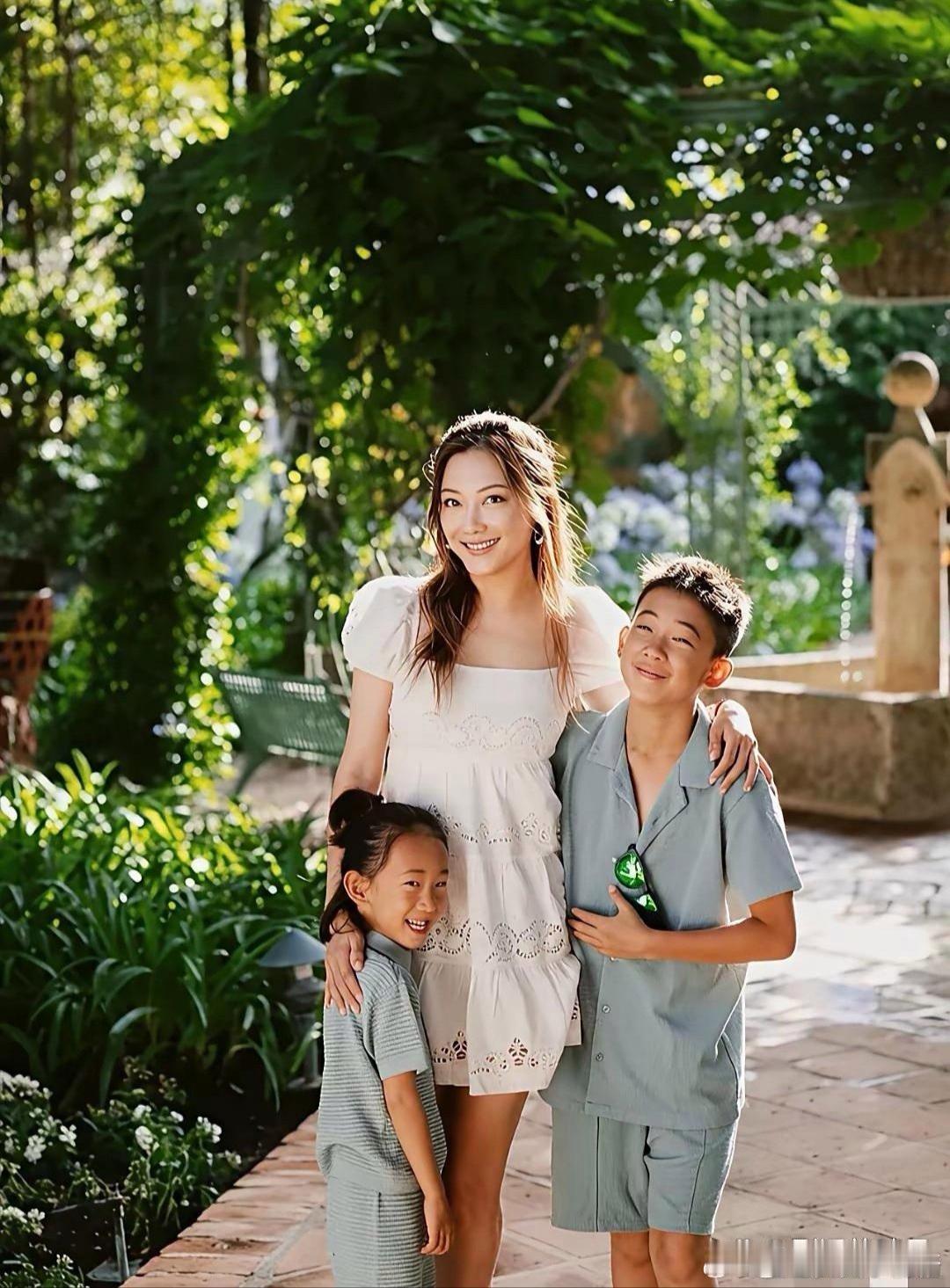 陈小春的两个孩子，是和陈小春长的一模一样，一点妈妈应彩的漂亮基因，也没有遗传上呀