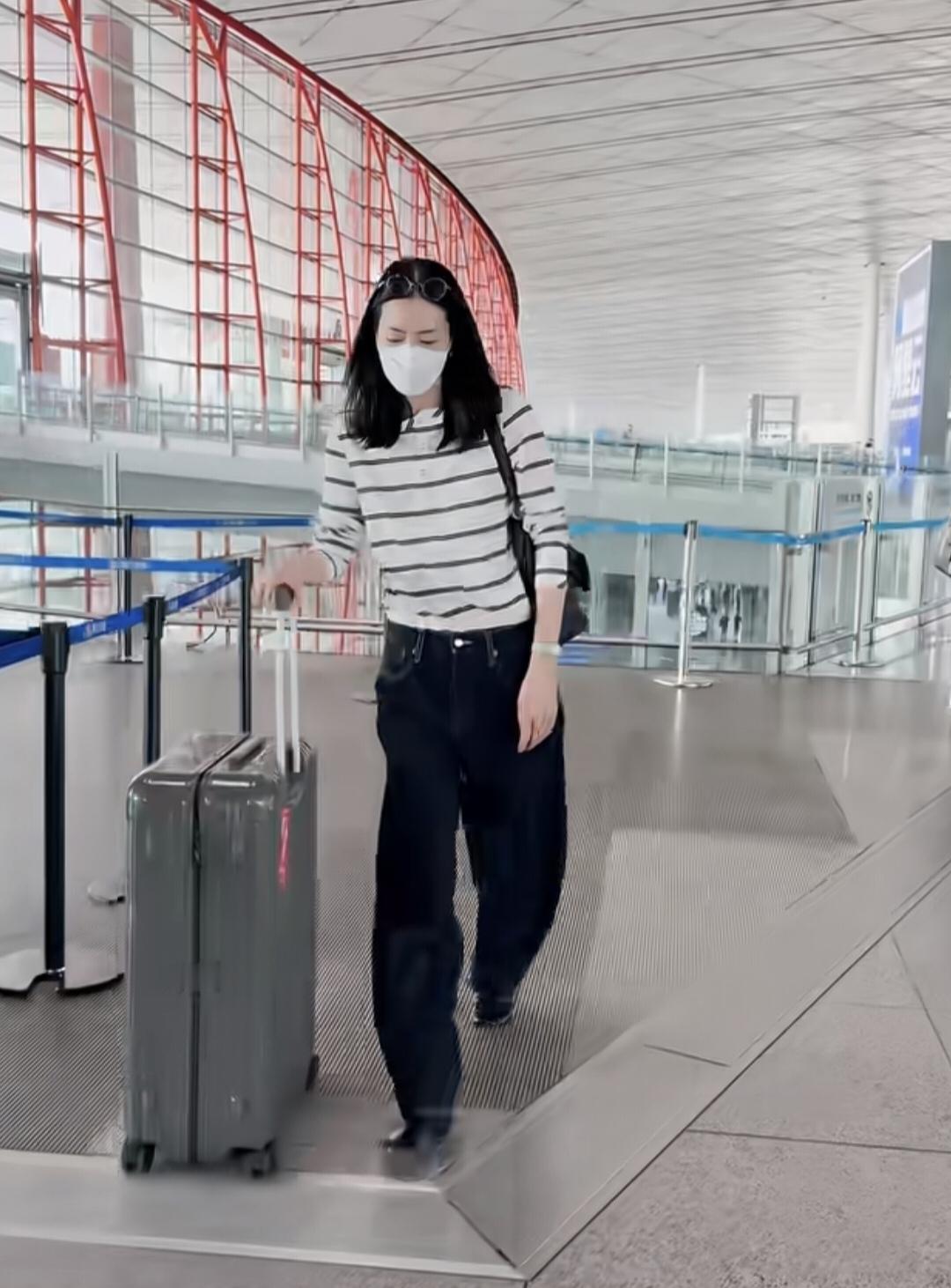 刘雯上海机场出发，条纹衫配牛仔裤，简约休闲，气质美丽！刘雯