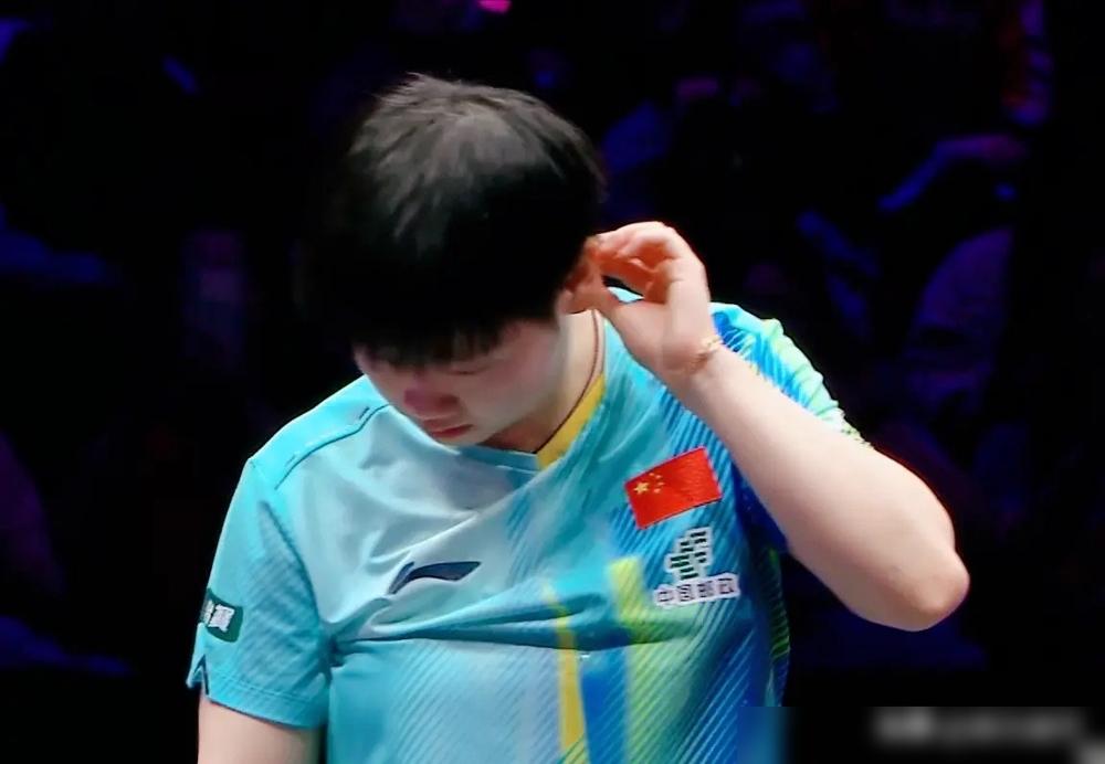 孙颖莎真让球了？最后一局2-11崩盘，镜头给到她脸上，那表情让所有人心都碎了。