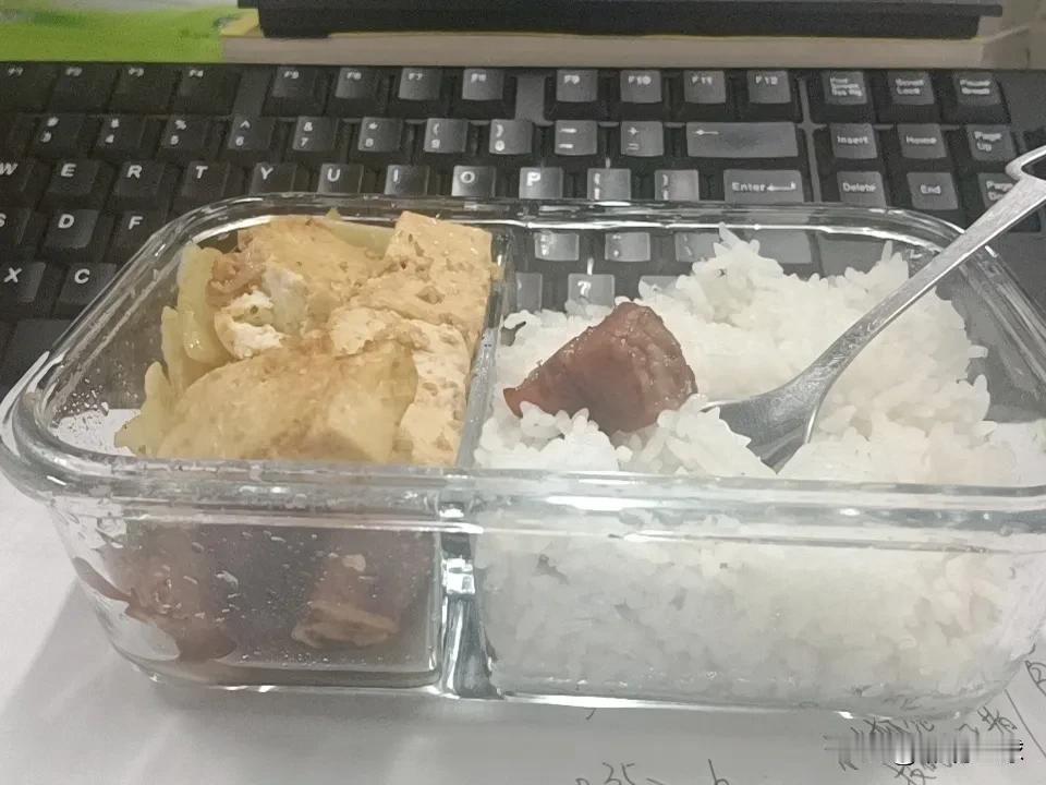 今天中午吃自己在家做的，豆腐、土豆和红烧肉，比外卖好吃多了[比心][比心]