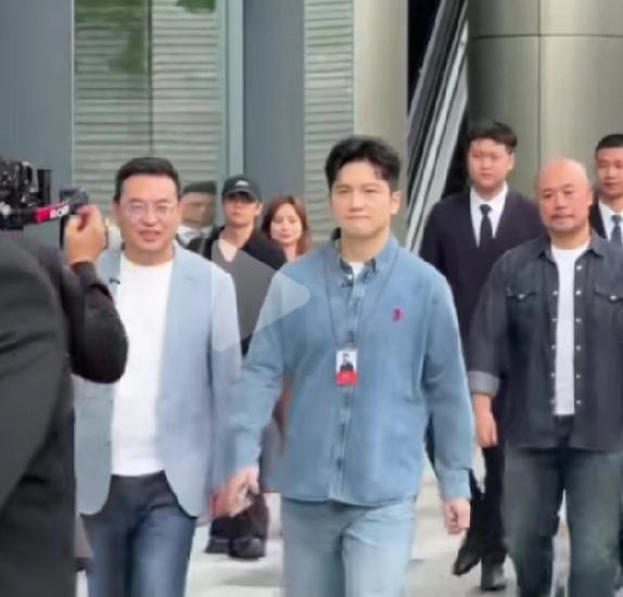 11月24日，樊振东到小米之家深圳小米大厦店当一日店长！他穿着一身牛仔套装，显得