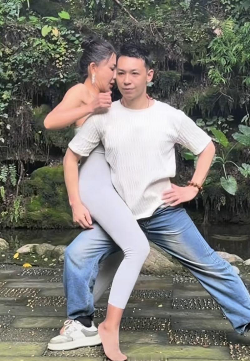 龚玥菲这也不嫌累，早晨背驴，中午跟滑板鞋吃甑糕，下午弄个小鲜肉瑜伽，晚上是不是另