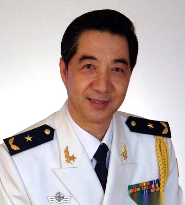 2016年，张召忠说了句话，全网都当成一个笑话在传。他说，让特朗普干上八年，他