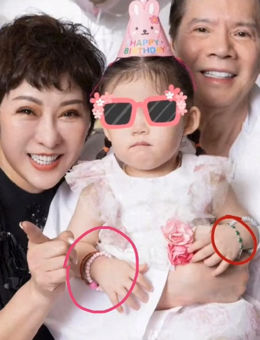 不论是向佐还是向太，在节目中或者采访中，只要提起孙女（女儿）向芷，眼神中满满都是