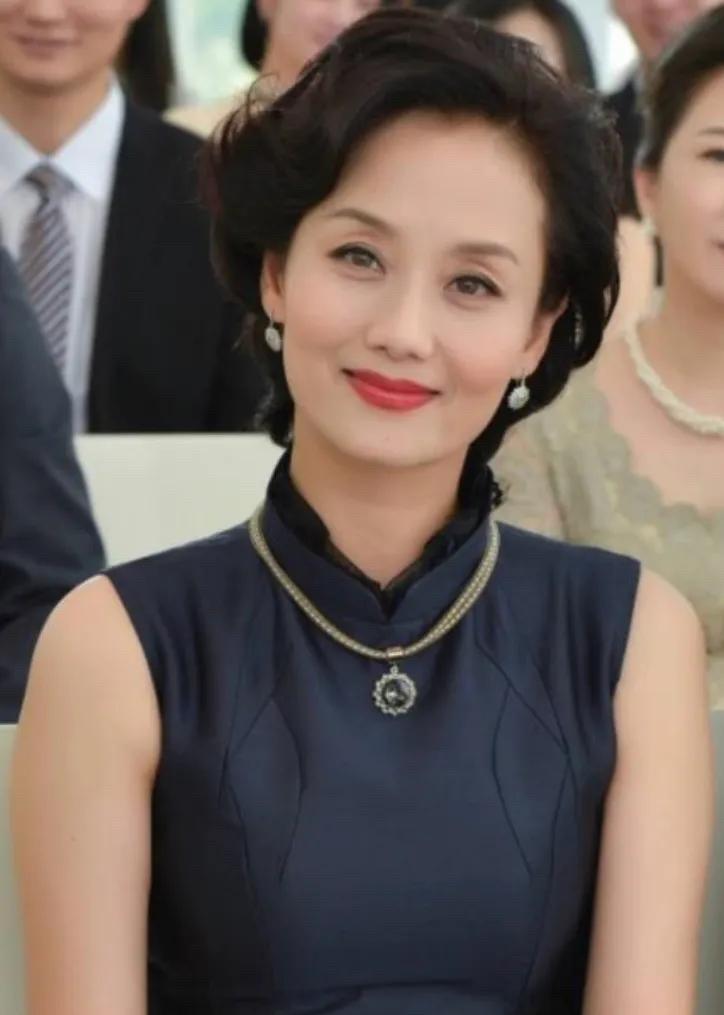 她的皮肤没有那么白皙，不过整个人气质超凡脱俗，颜值在线，演技也是非常的棒，只可惜