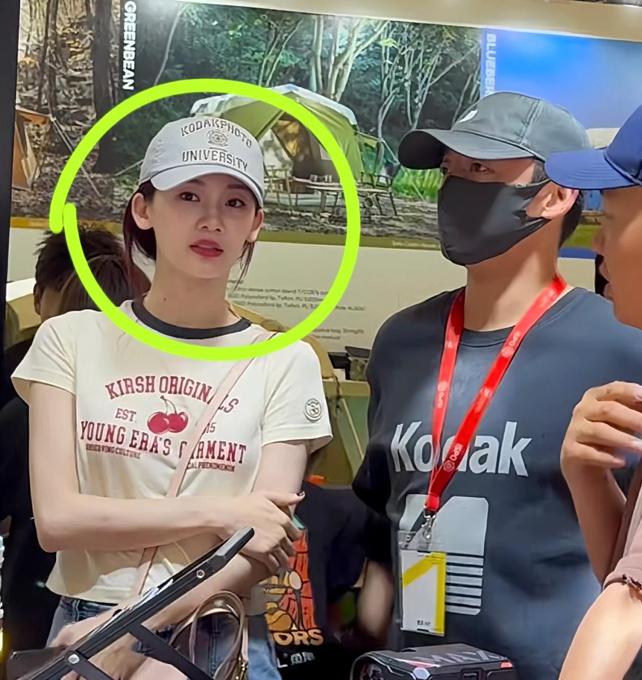 郑恺看上去压力很大，感觉在跑男的那个时候的阳光劲儿了。他夫人倒还是一个小女生的样