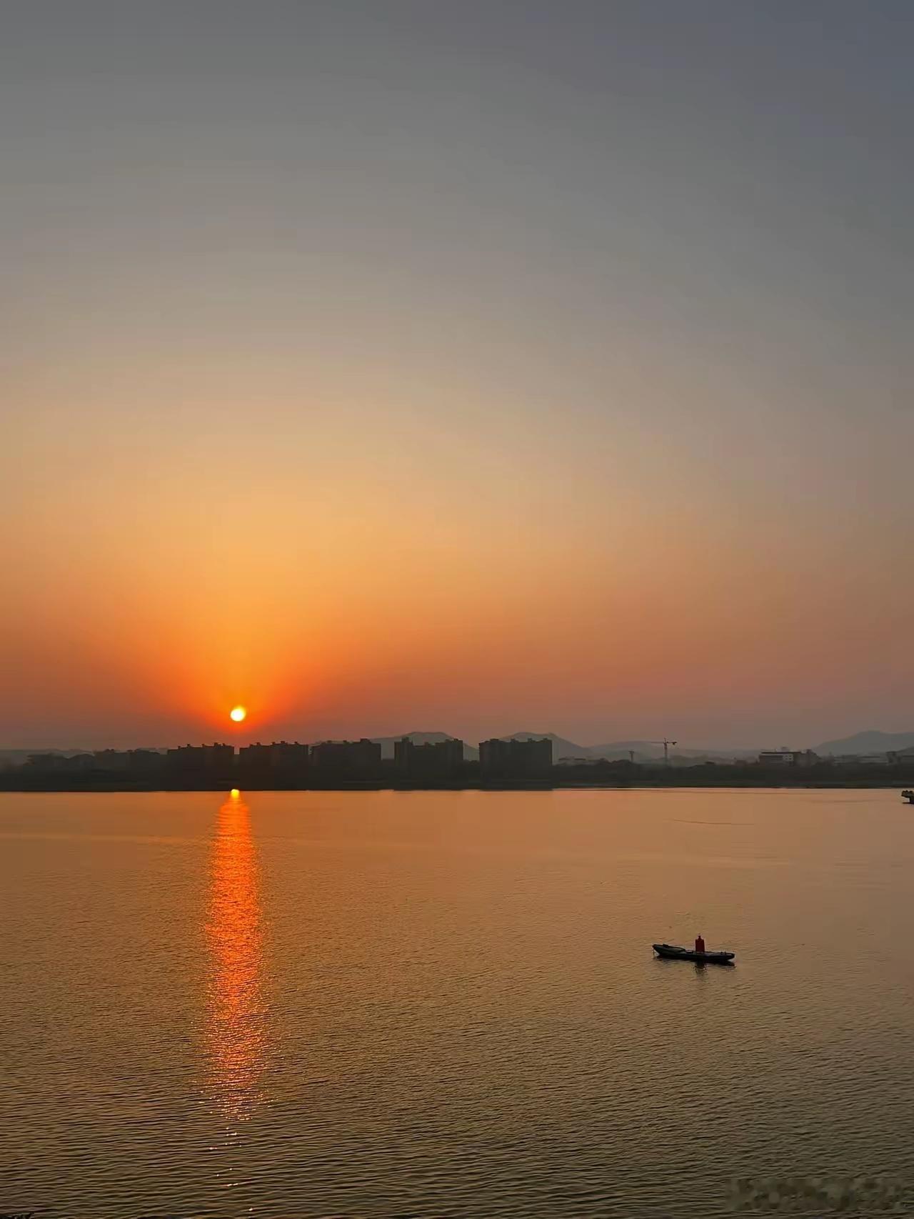 下周市场将维持震荡，值得关注的板块和个股:1.券商:周末重大利好，下周有望大幅度