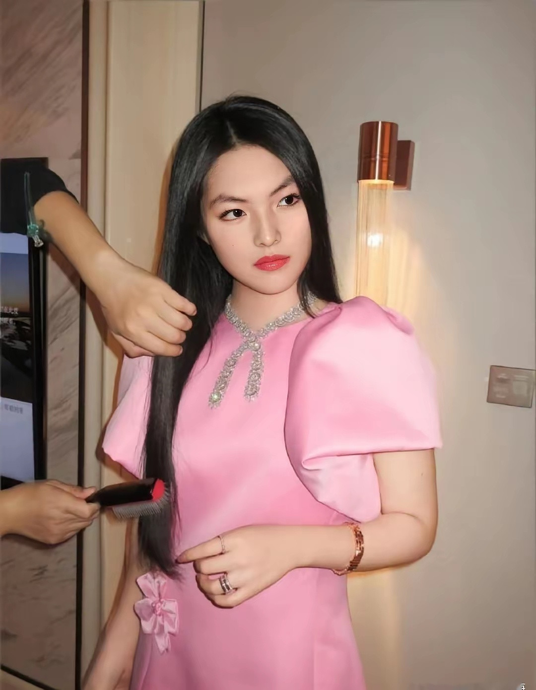 王诗龄换了个眉毛好看了很多呀，李湘瘦的这么快啊，上次看机场还是胖的