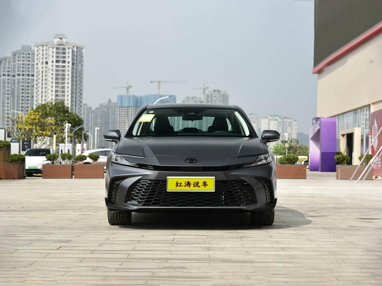 曾经的丰田凯美瑞稳重大气，而如今的凯美瑞变得年轻了很多，不过在我眼中，它还是那个