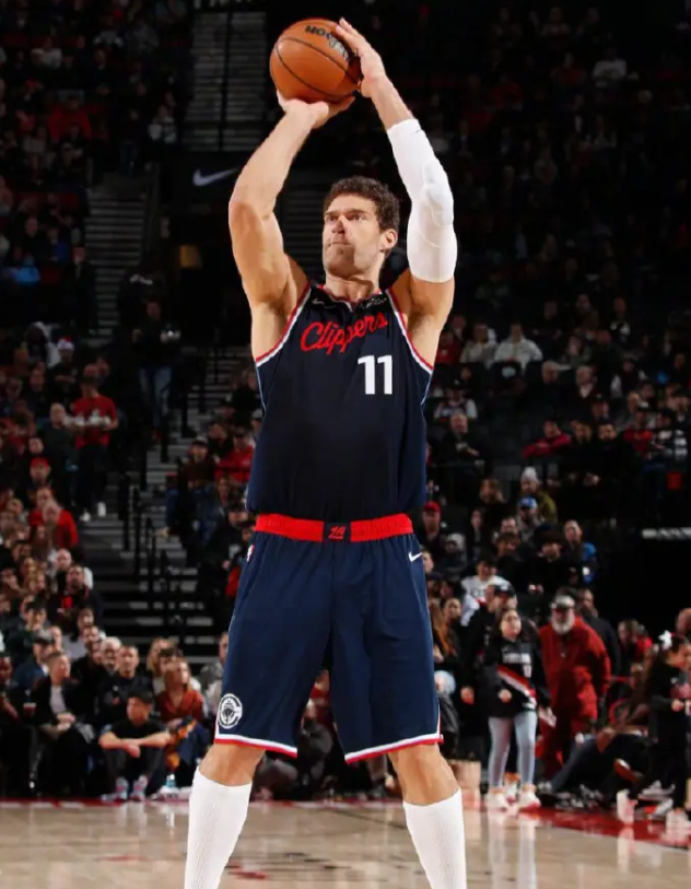 大洛是更加适配快船阵容的一位，不说他的脚步缓慢，他的接近于0的篮板能力，他接近于