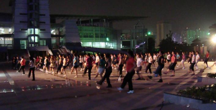 广场舞大妈的天塌了。 2026年8月15日，《中华人民共和国生态环境法典》正