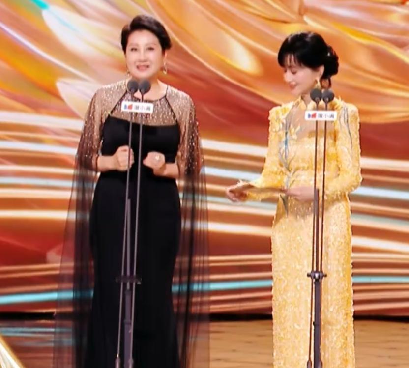 金鹰奖还能这么开奖了？主办方提前，把写有几位入围的女主角名字的信封，放在她们