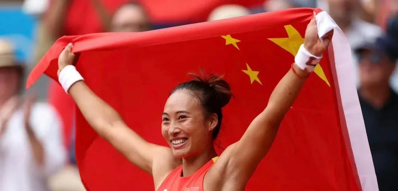 2024年8月3日，你感动了中国，永远支持！近日，郑钦文回国接受感动中国人物颁