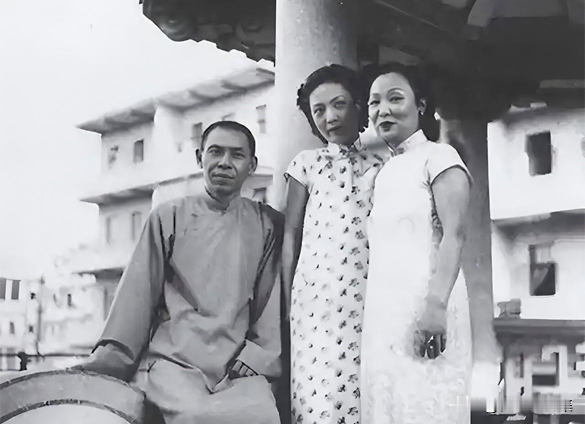 杜月笙和两位太太姚玉兰（右）、孟小冬（中）的合影。特别是孟小冬，她是京剧“冬皇”