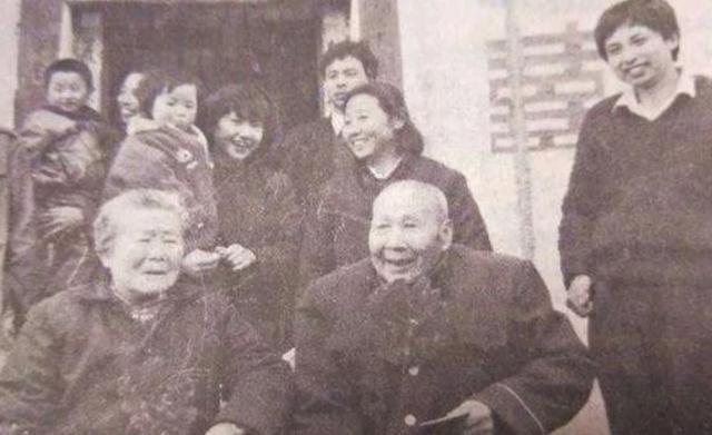 1987年，一位年届七旬的老奶奶在菜市场与一名女摊主相识。交谈间，老奶奶偶然得知