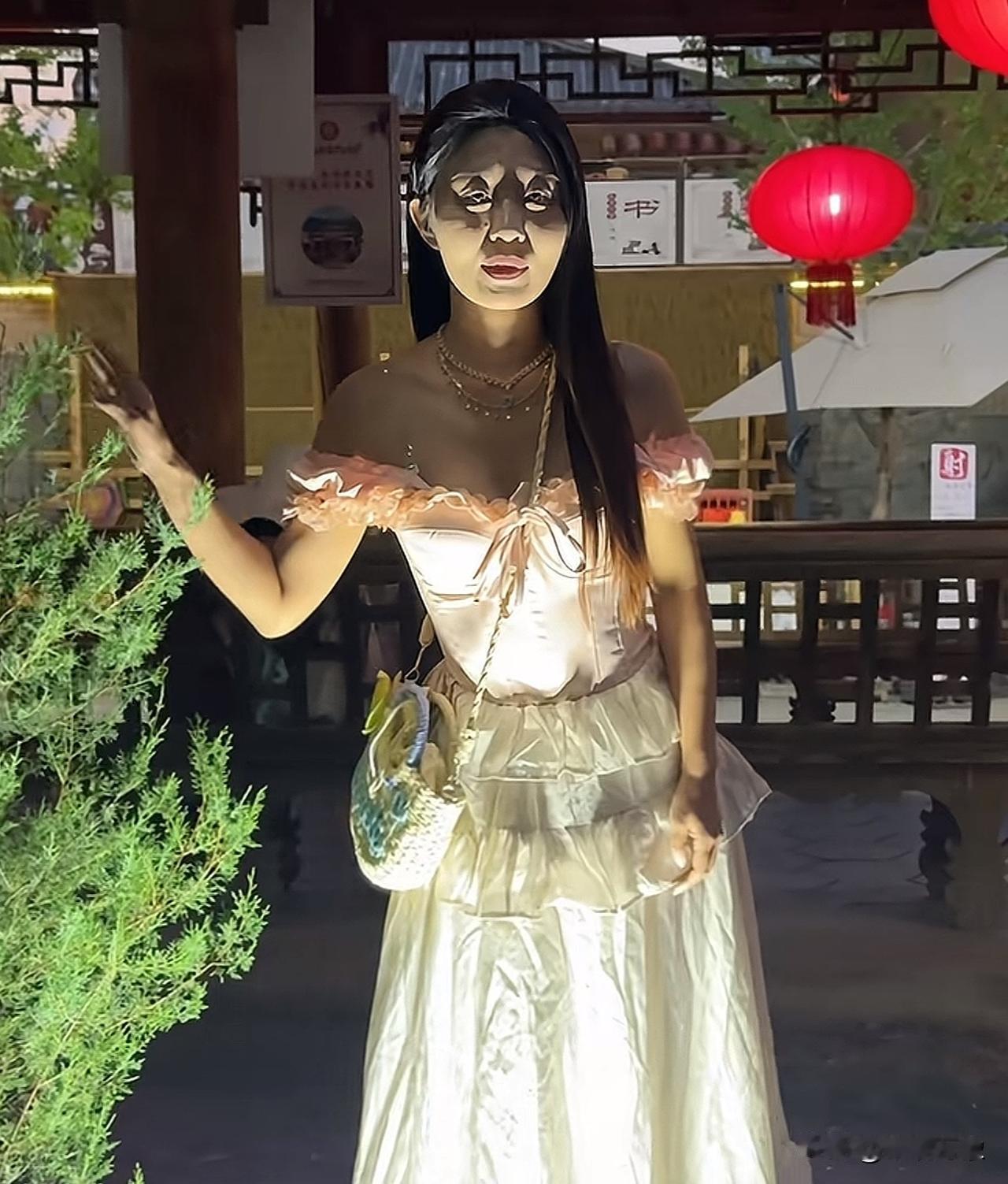 对，就这样，笑一笑，对，确实很出片[呲牙笑]