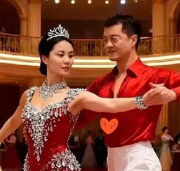 李亚鹏直播时眼眶发红，说终于把欠的几千万还完了。消息一出，王菲当晚发了条动态