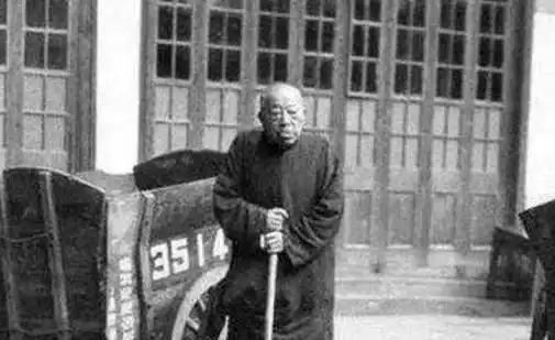 1922年，黄金荣带着4个保镖在一个戏院看戏，看得正开心的时候，突然有一把手枪顶