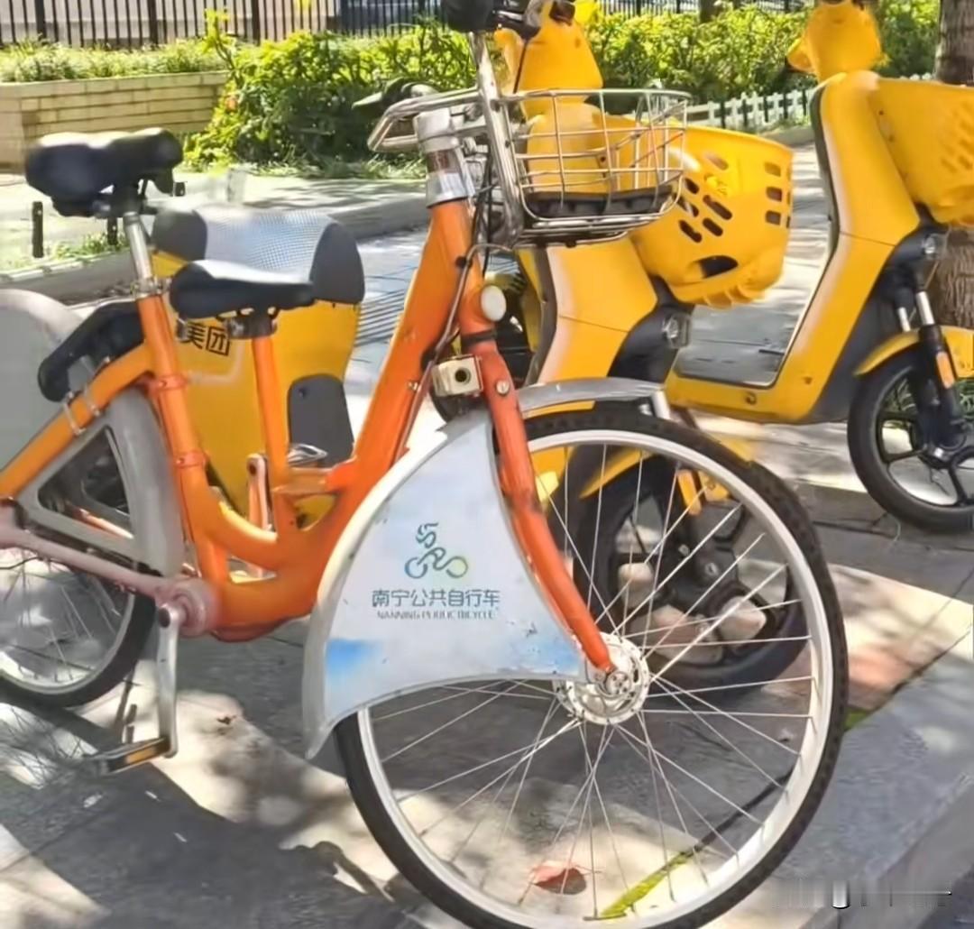 南宁的这个“小橘车”真的还有人骑吗？一几年刚到南宁时发现路边一排排都是固定桩