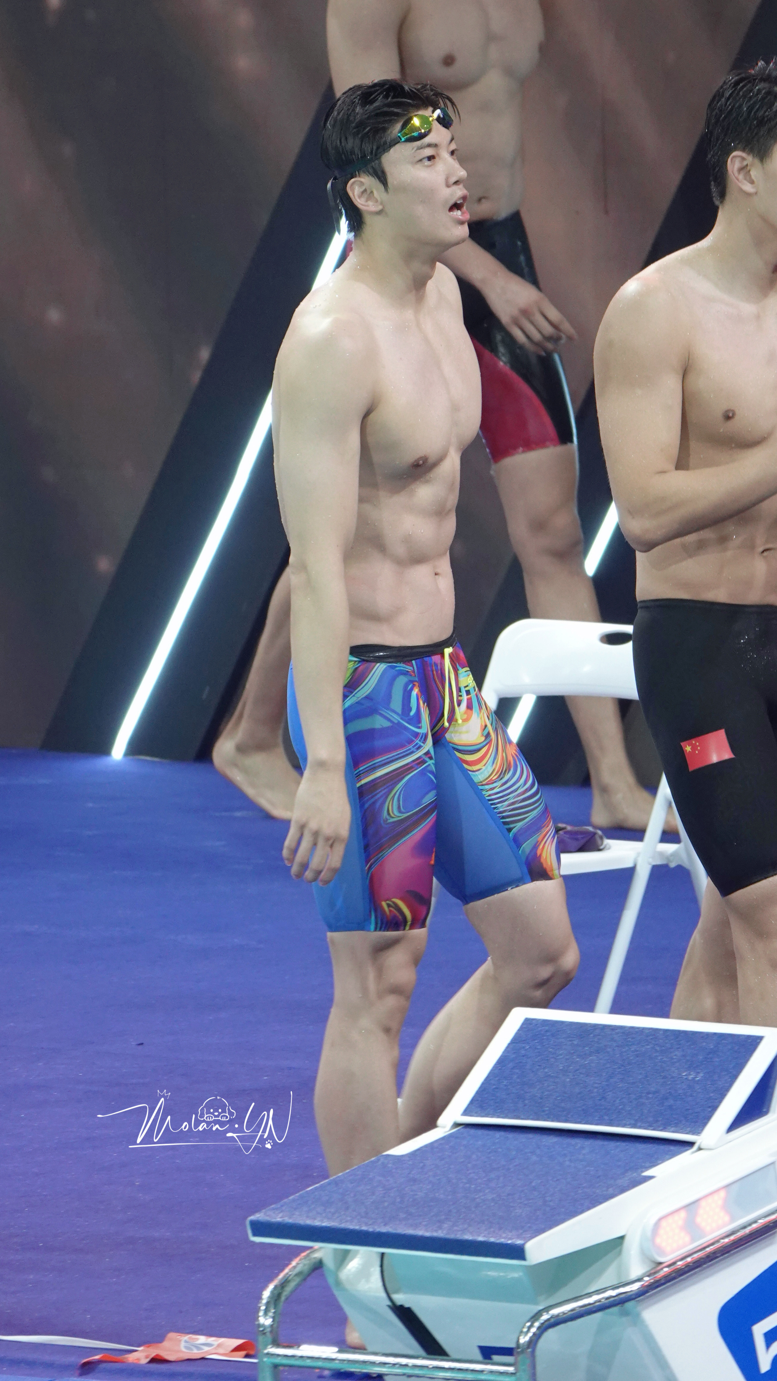 真的很喜欢顺腹肌形状……块块的却有肉感🥺​​​