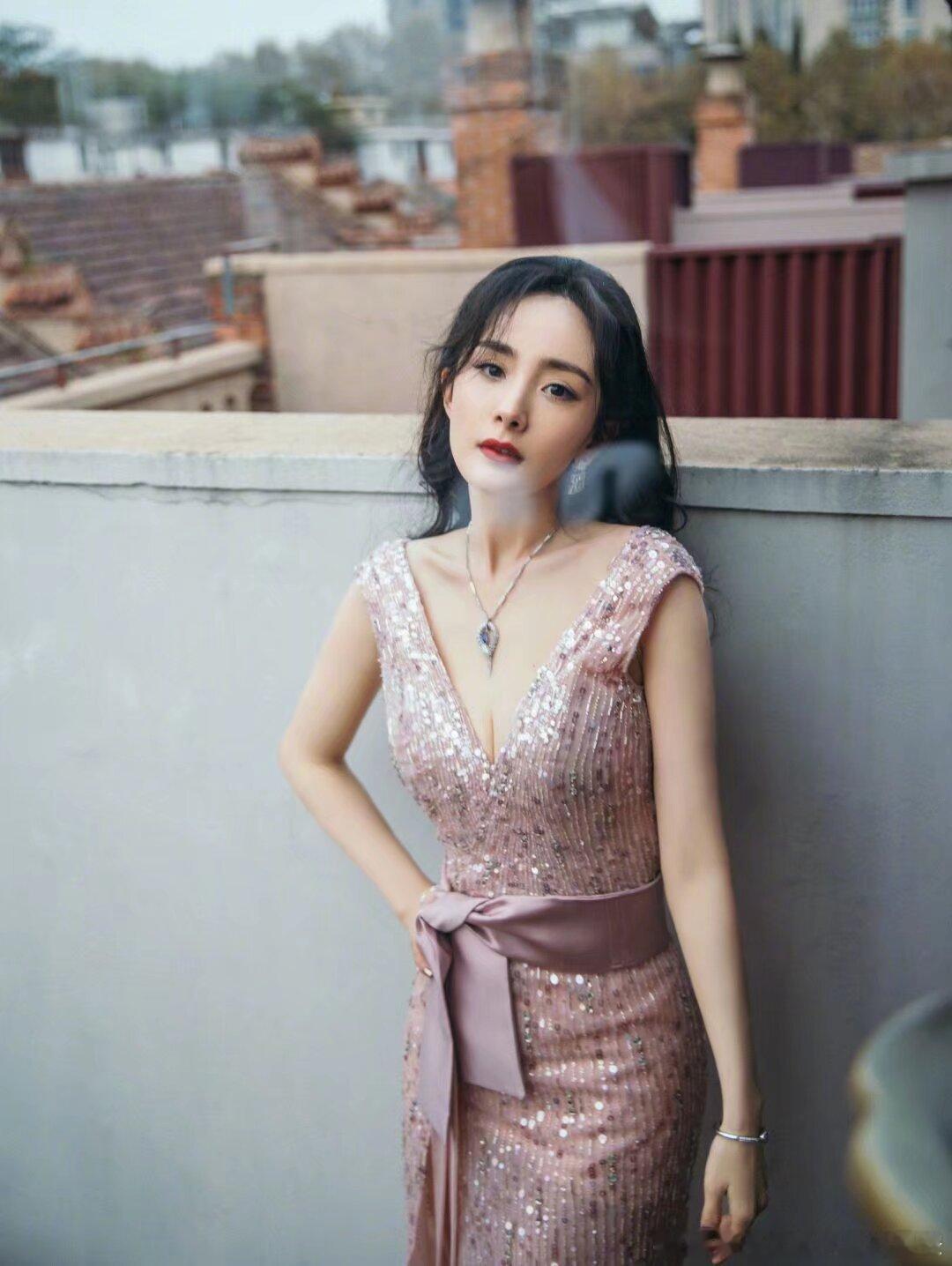 杨幂🦊杨幂三只小山羊品牌全球代言人感觉演员有时很像鸟，看起来最自由，其实是