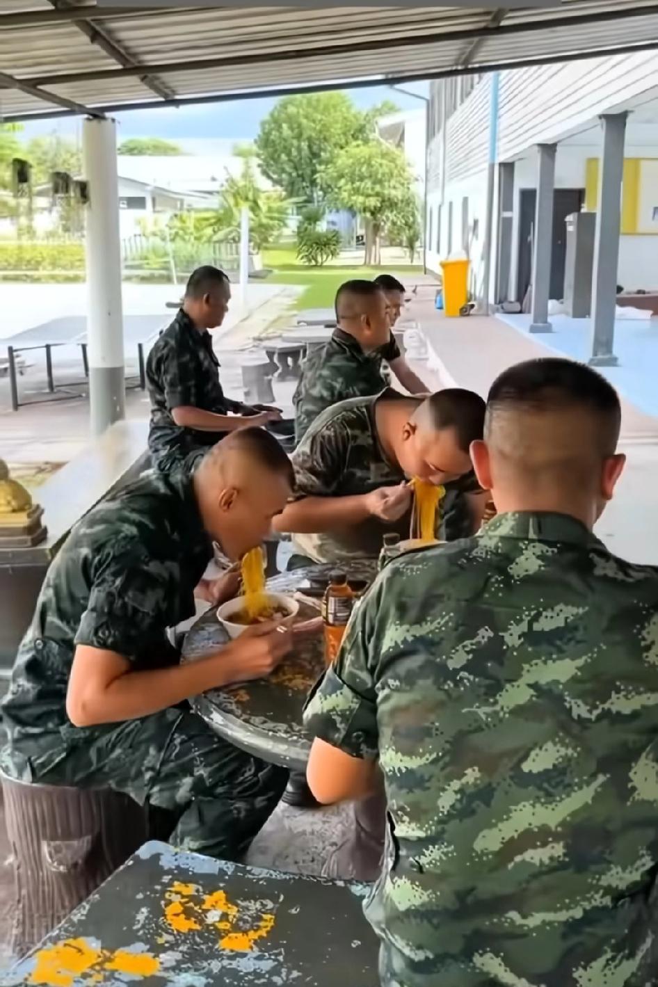 在泰国只要国歌一响，就不能动了，打仗的时候，对面一放国歌稳赢啊搬个国王半身像出