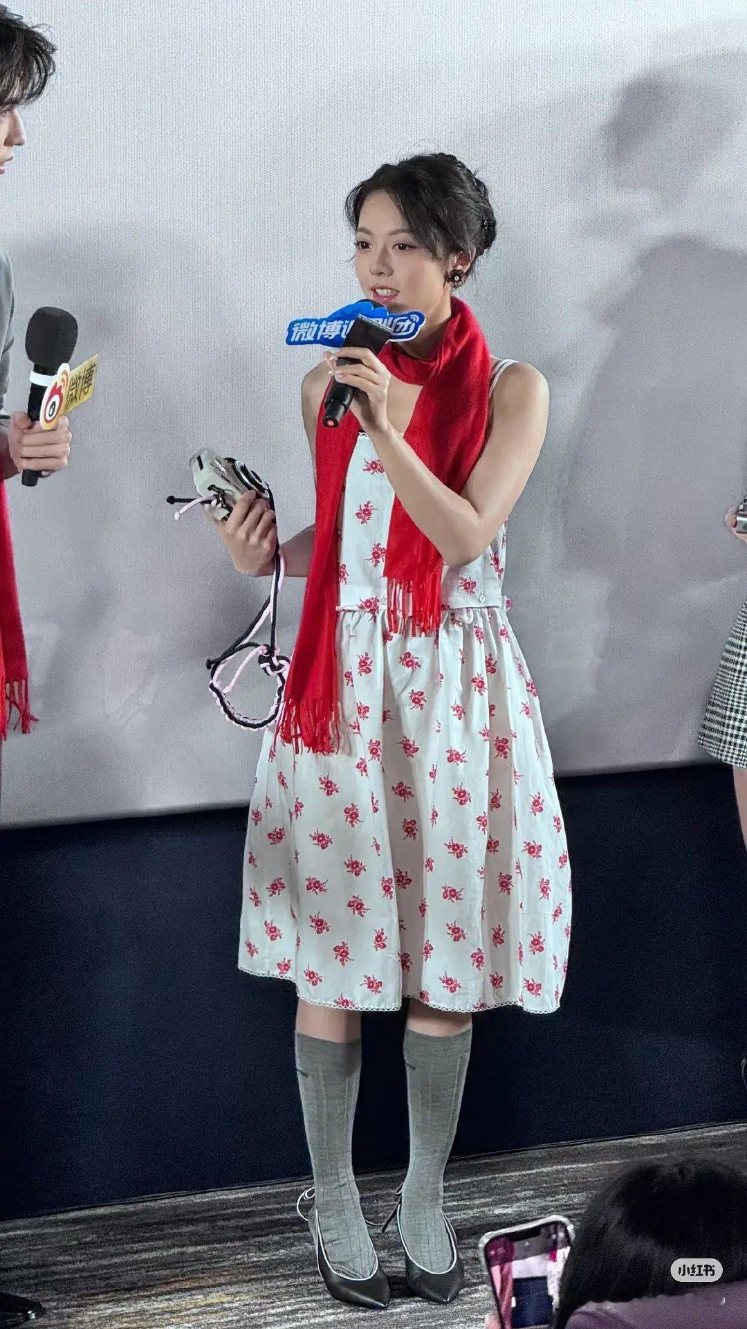 miumiu为啥总是执着于女明星穿这种丑袜子