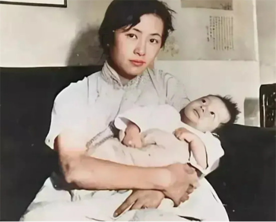 1932年，28岁的林徽因刚生下二儿子梁从诫不久，在家中抱着孩子的照片。此时林