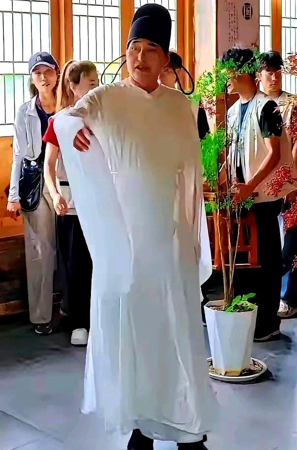 放着好好的国民好感度不要，非得硬生生把自己的路人缘作没，大衣哥朱之文最近的操作，