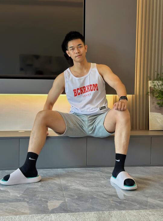 灰裤子大男孩