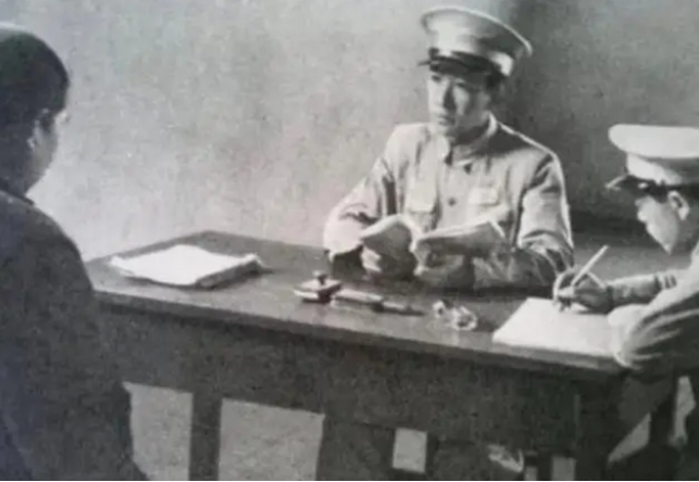 1953年，云南一个医生和人打牌时输红了眼，脱口而出：“我当过红军军长，你拿什么