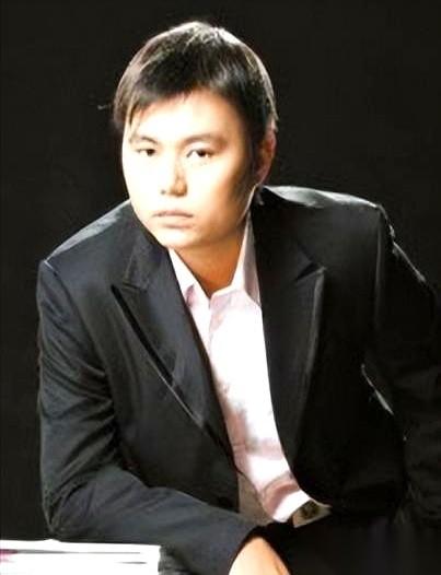 同事在食堂吃饭，扭头一看电视，筷子都吓掉了。屏幕上那个西装革履、被奉为大神、据