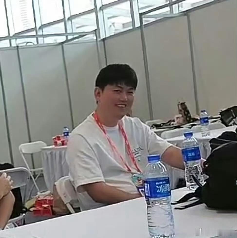 哈哈笑死了，昨天枫哥开播的时候，下意识的直接点开了dota2，然后没30秒发现不