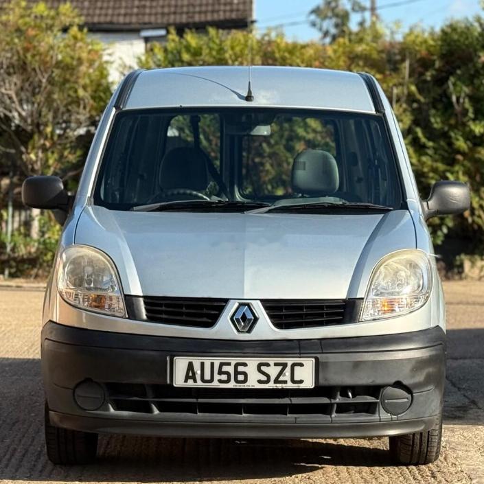 雷诺Kangoo,这是2007年在英国上的牌,1.2升汽油引擎可以输出75马力,