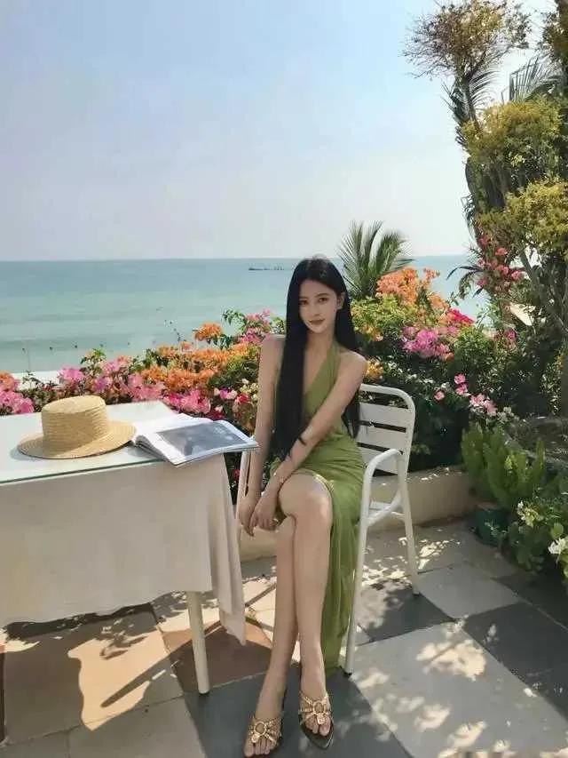 美艳得很自信，自信得超美艳。