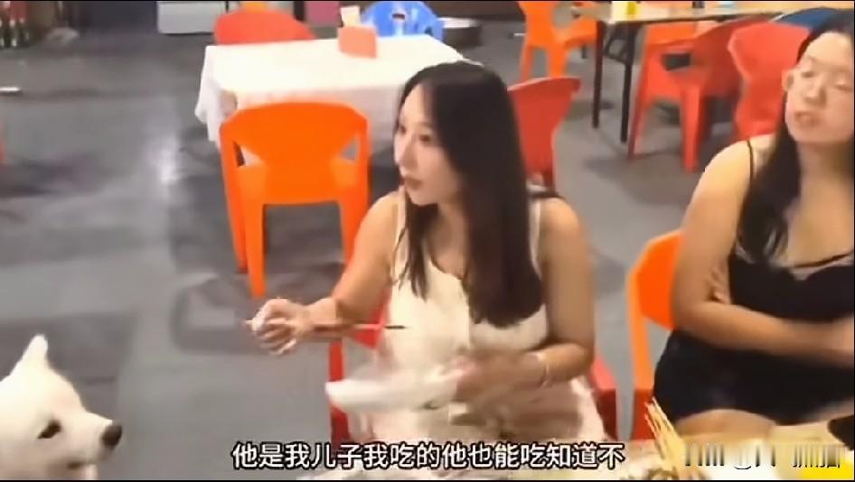 “它是我儿子，我能吃它也能吃”，一个美女在饭店里用碗筷喂宠物狗，在遭到服务员提醒
