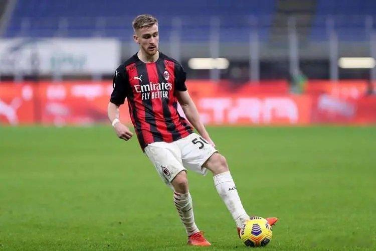 意大利天空体育预测米兰对阵国米都首发阵容，AC米兰（3-5-2阵型）：门将：迈尼