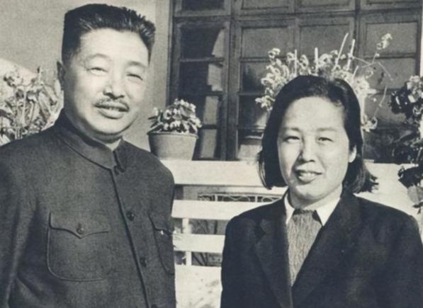 1942年，贺龙娶了比他小20岁的女学生，毛主席瞅了瞅，打趣说了一句！ 19