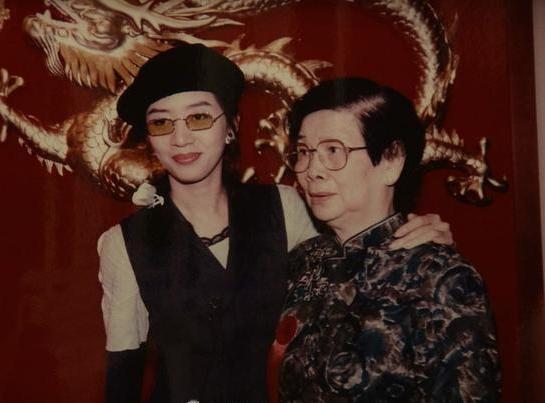 梅艳芳的母亲去世，享年102岁，寿终正寝，老人家很长寿。她的子女三个都先她而去