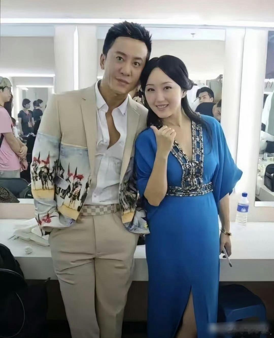 毛宁和杨钰莹合照，杨钰莹的肚子暴露年龄了。