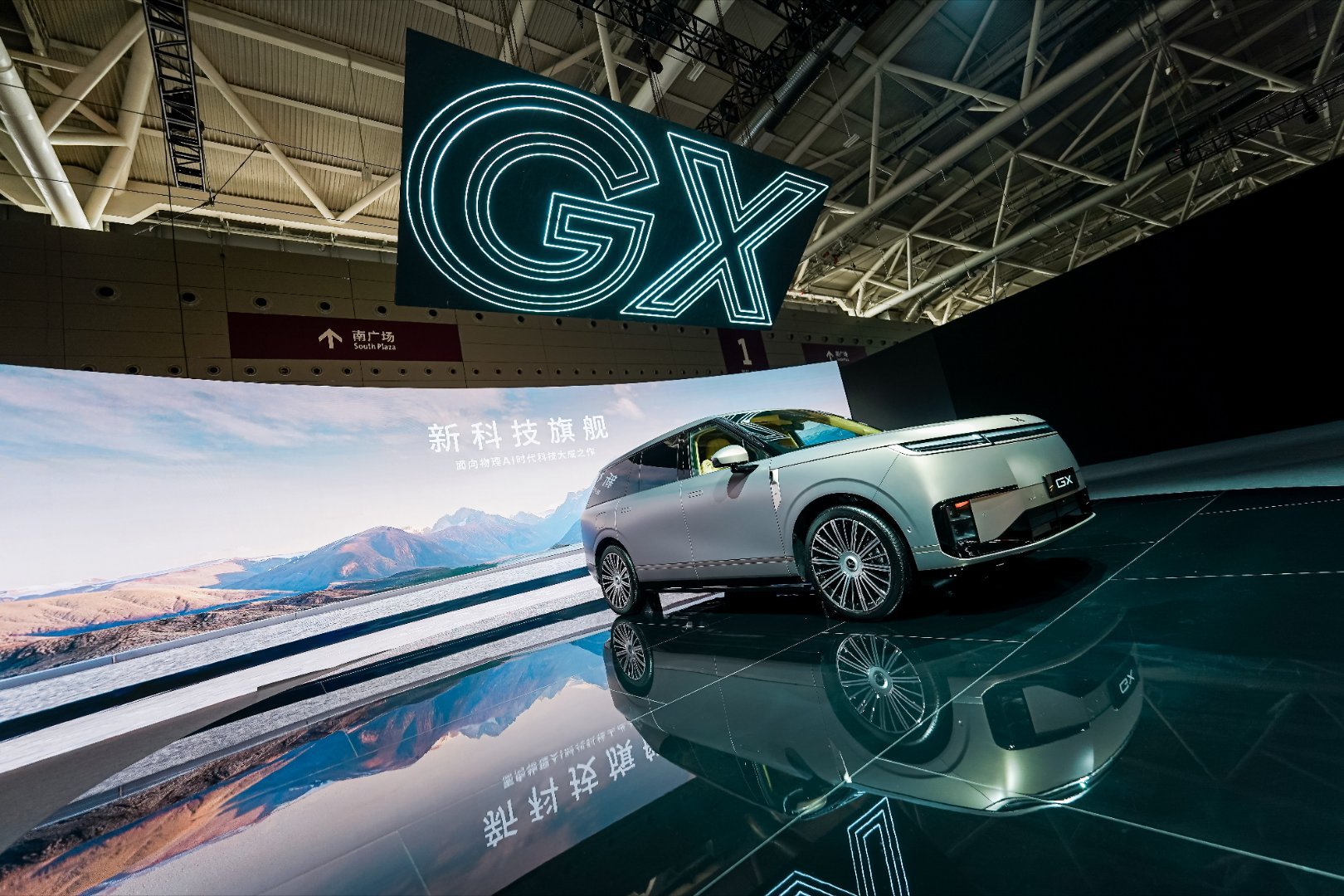 小鹏GX，应该是小鹏近几年最有争议的一款车，一直坚持自己设计风格的小鹏，开始致敬