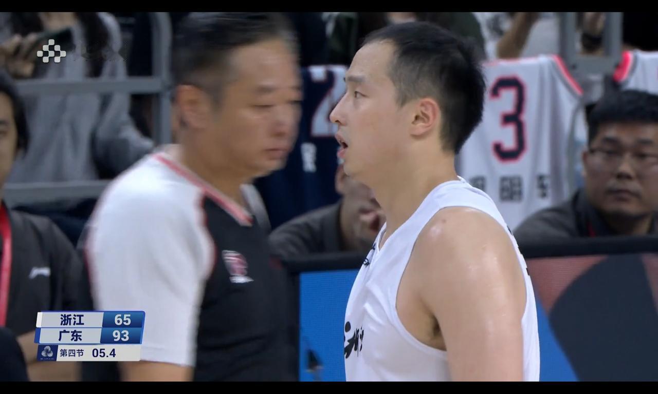 幸运拿顶薪的王奕博，被广东球迷狂嘘，他至少三次挑衅了对方球员王奕博今晚打广东