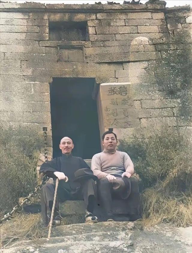 1936年，老蒋和小张登华山留影。老蒋不杀他，而杀了杨虎城，是有他的道理的。