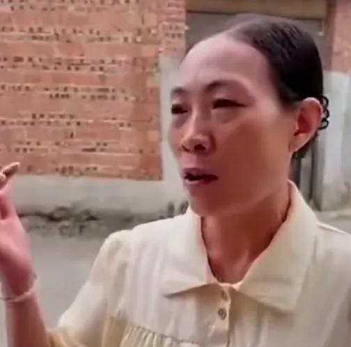 升学宴摆在了晚上，一共二十桌，村里能来的乡亲基本都到了，主家是出了名的好人缘。大